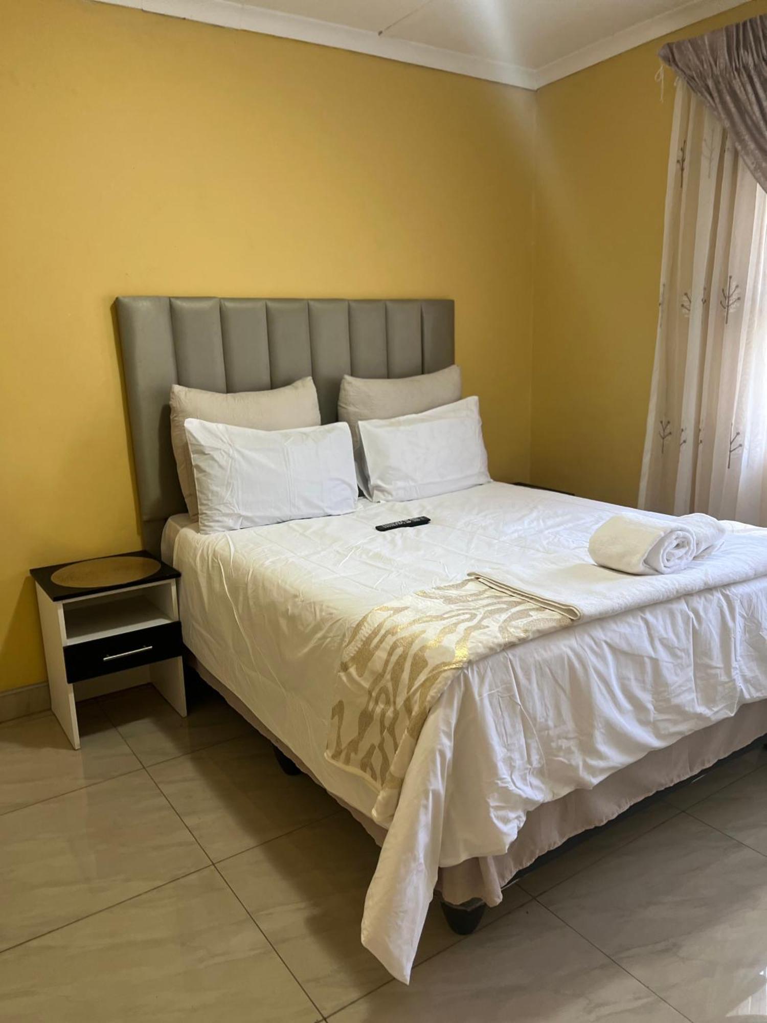 Nkguesthouse Ледисмит Экстерьер фото