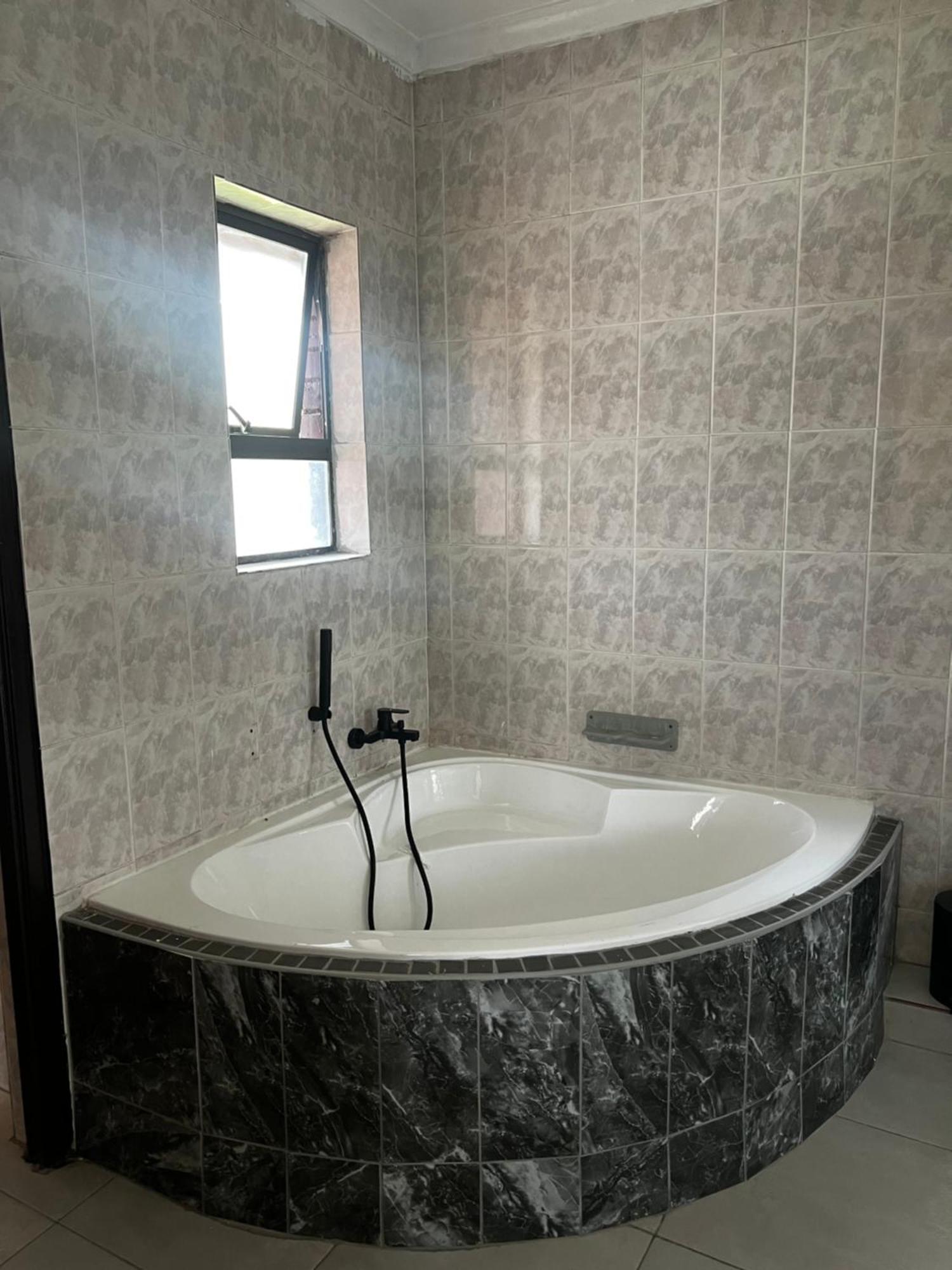 Nkguesthouse Ледисмит Экстерьер фото